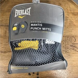 Everlast Mantis Punch Mitts Level II. Used.